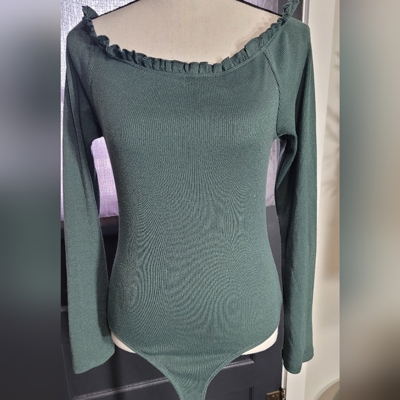 Mod On Trend Off the Shoulder Ruffled Ribbed Bodysuit Medium - Picture 2 of 7